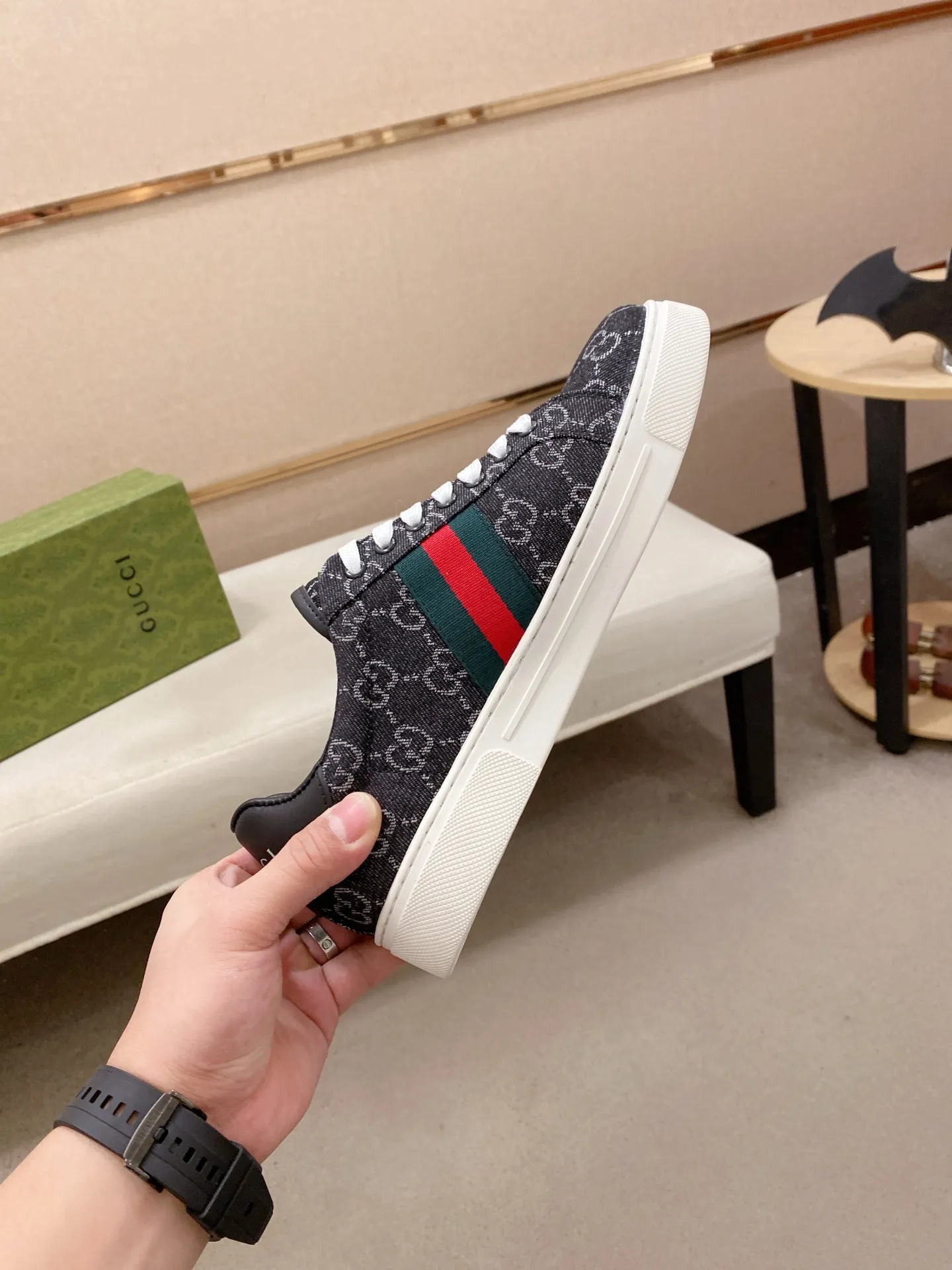 Factory price: 460💰 (GUCCI) The latest model from the official website 🎁🎁Casual and fashionable men's shoes👟, hot style 💥The version is simple and elegant, exclusive for trendy men. Unique official website latest brand elements 👑Gucci original decoration, fashionable and generous, the fabric is original cowhide ✅sheepskin lining, the official website specifies wear-resistant casual outsole, the classic model is taken in kind at the counter🎬38-44 (45 is not returned or exchanged)